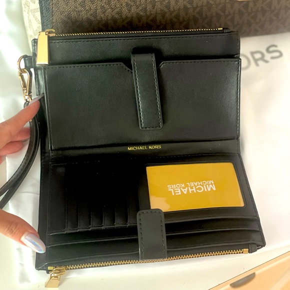MICHAEL KORS handbag with smartphone wallet. - Picture 2 of 2